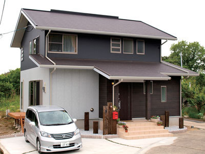 ツートンカラーの家の玄関は木目調のサイディングで温かみのある雰囲気。 ツートンカラーの家の玄関は木目調のサイディングで温かみのある雰囲気。