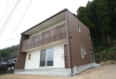 ブラウンの外壁に格子のバルコニー