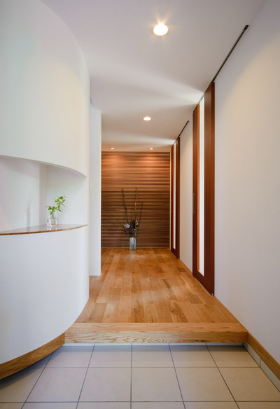 白と茶色のコントラストが美しい玄関ホール。