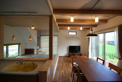 ナラの無垢材を床に使用したリビング