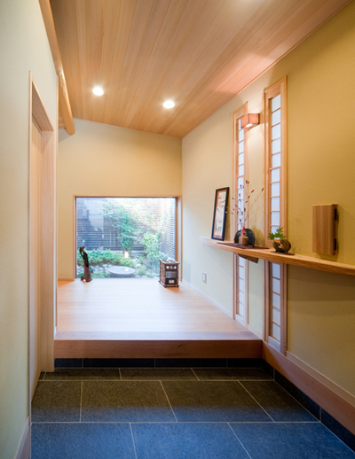玄関にはいつでも季節感を感じられる坪庭を配置。