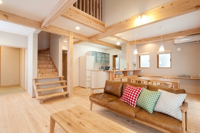 リビングには吹抜けを設け、和室、キッチンとも間仕切りなくつながる広々空間。
桧の無垢板が素足に心地よく、薩摩中霧島壁の塗り壁による調湿効果で爽やかな空気に包まれる。