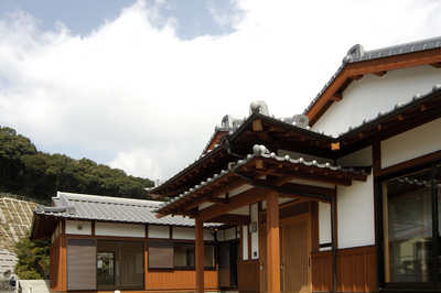 白銀色に輝く煌びやかな色彩の日本瓦。