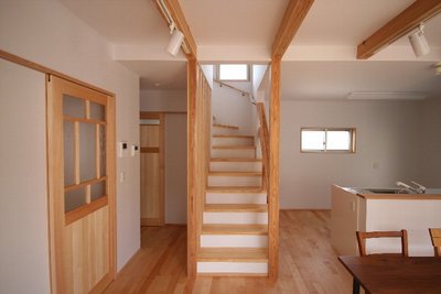 自然素材をふんだんに使った温かみのある室内