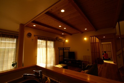 少し離れた主寝室まで見渡せるキッチン。