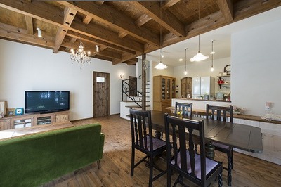 　リビングダイニングと和室の壁は塗壁仕様。天井は梁みせにし、床はパン材の自然素材塗装にしました。テレビボードやデスク等も造作しました。
　室内から外を見ると、どの窓からでも木々の緑と太陽光が降り注いで、室内にいても、まるで森林浴をしている気分です。