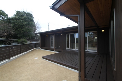 L字の形をしたお家。ウッドデッキには段差を付けて。