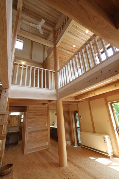 リビングの真ん中には天井まで伸びる大黒柱。