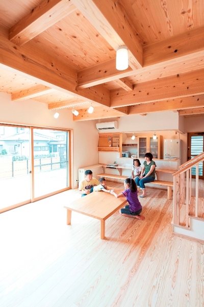 「広すぎないリビング」それがＴ様ご夫妻の共通のご希望でした。「なぜかって、いつも皆そばにいて一緒に過ごしていられるから（笑）」。
床は、杉の浮造り（うづくり）。節のないやさしい風合い。板目が浮きあがっているので素足にとっても心地よい。