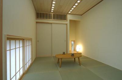 リビングの一角にある4畳半の和室。天井もスタイリッシュな雰囲気に仕上げました。