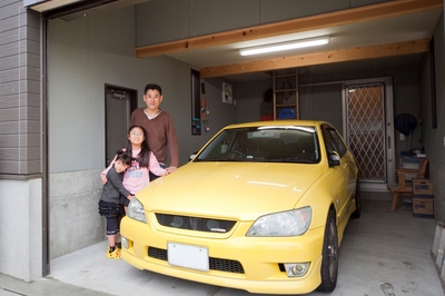 大切な車が雨風にさらされず、いつでもメンテナンスができるご主人念願のガレージ。
室内からもガレージへ行けるよう玄関脇に通路を確保。