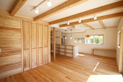 床は素足に心地良い無垢の杉材、壁は珪藻土で仕上げたナチュラルな雰囲気のリビング・ダイニング