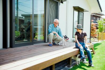 お気に入りのウッドデッキは家族みんながゆったり過ごせる憩いのスペースです。