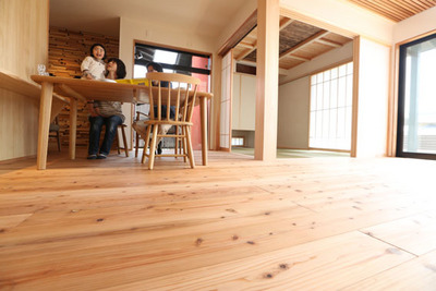 素足で歩くととても気持ちの良い無垢材の床。