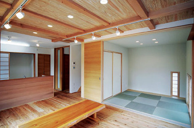 室内には、天井・床とも無垢材を使用。
ダイニングテーブルはあえて置かず、
大人数が座れる座卓を囲んで食事をするスタイル。 室内には、天井・床とも無垢材を使用。
ダイニングテーブルはあえて置かず、
大人数が座れる座卓を囲んで食事をするスタイル。