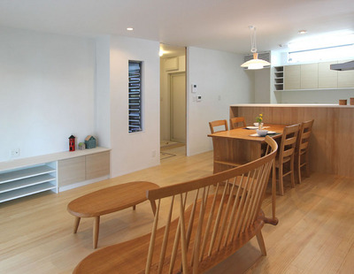 床は歩行感がとてもいい無垢材。壁はもちろん漆喰塗りで快適空間となっています。