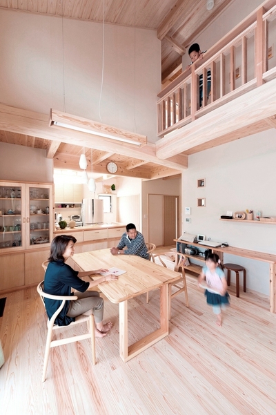 小国杉の床と吹抜けが心地良いＬＤＫ。奥さまお気に入りのＹチェアを置いたダイニングの横にはスタディカウンターをつくりました。