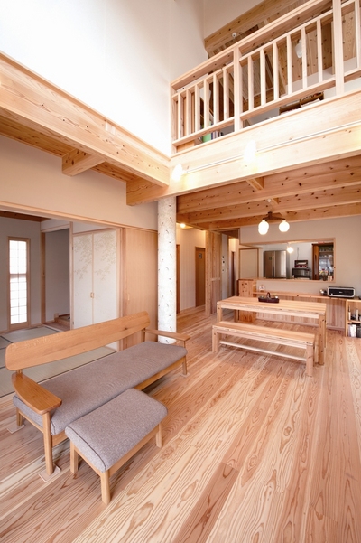 大きな吹抜けと開放的で間仕切りの少ないシンプルな間取りで、床面積以上の広がりが感じられるリビングルームです。無垢の板張りが素足に優しく、寛げる空間になりました。