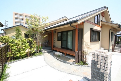ご近所の人とゆっくり座って話せるちょっとしたデッキ