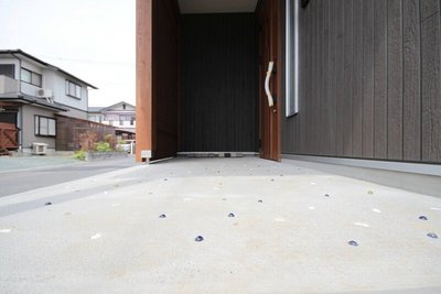 玄関ポーチにはビー玉が埋め込まれています