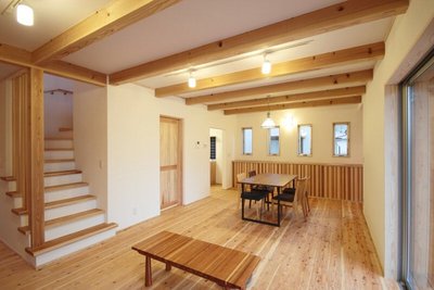 ストライプの扉が素敵な造作棚は、右側の廊下の方まで作っているので収納力は抜群☆