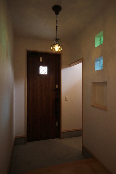 鮮やかなガラスが印象的な玄関ホール