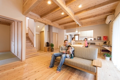 家の中心であるＬＤＫは家族や友人がいつでも居心地良く集える空間をイメージして一間続きに。杉無垢と土の塗り壁の自然素材をふんだんに採用しています。