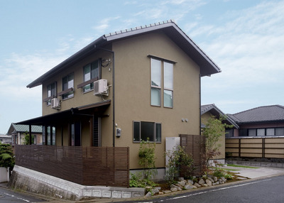 外壁は落ち着きあるカラー。