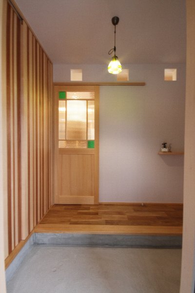 玄関ホール。天井高さまである収納たっぷりのシューズクローク。