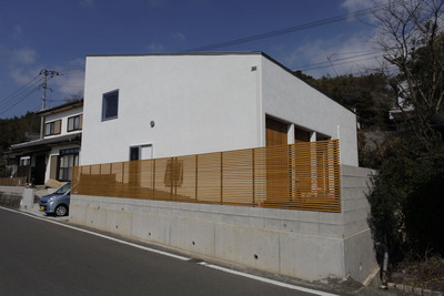 漆喰塗りのシンプルな形状の外観。