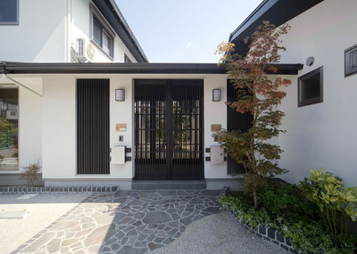 玄関アプローチと、情緒ある門。