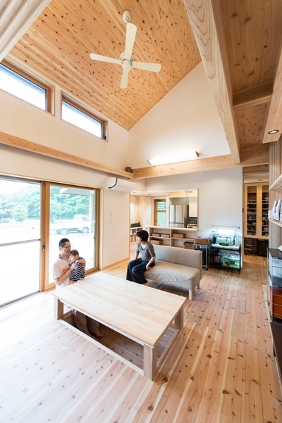 イスの生活よりも木の床に座る日本人らしいライフスタイルを選び、掘りごたつを設置。リビングからは四季が楽しめます。