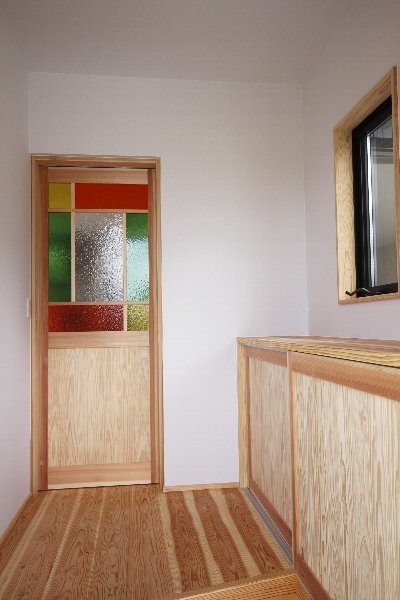 腰高の靴箱は上を飾り棚としても使えます