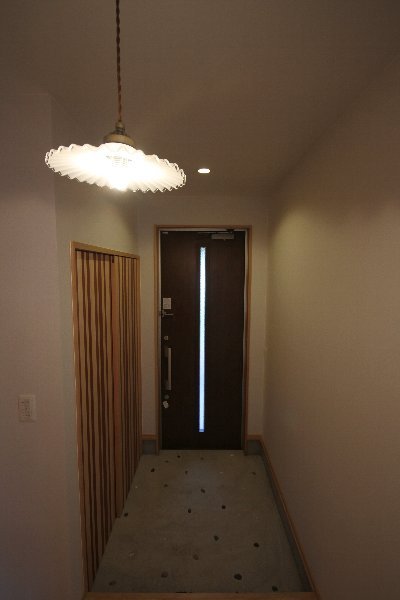 夜の玄関ホール。シェードのなみなみ模様が壁に映され、とてもかわいいです。