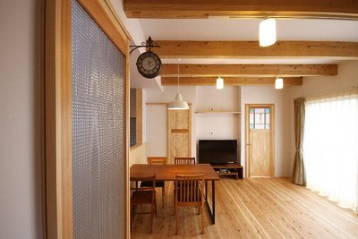 アイアンの時計が印象的なリビング・ダイニングルーム