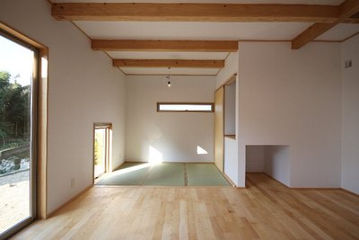 リビングから見る和室。和室横の空間はドッグルーム リビングから見る和室。和室横の空間はドッグルーム