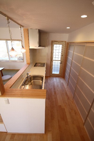 冷蔵庫や食器棚はキッチンバックのパントリーの中へ。隠す収納でスッキリしたキッチンに。 冷蔵庫や食器棚はキッチンバックのパントリーの中へ。隠す収納でスッキリしたキッチンに。