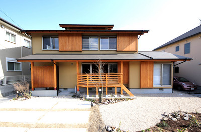 木製の雨戸やデッキがアクセントになっているK邸外観。建てた棟梁自身もうっとりと見取れるほどダイナミックで堂々とした佇まい。日当たりの良さとゆとりの敷地を活かし、駐車スペースを確保しながら庭づくりも実施。暮らすほどにシンボルツリーや季節の花木が、家族の暮らしを彩ってくれます。 木製の雨戸やデッキがアクセントになっているK邸外観。建てた棟梁自身もうっとりと見取れるほどダイナミックで堂々とした佇まい。日当たりの良さとゆとりの敷地を活かし、駐車スペースを確保しながら庭づくりも実施。暮らすほどにシンボルツリーや季節の花木が、家族の暮らしを彩ってくれます。