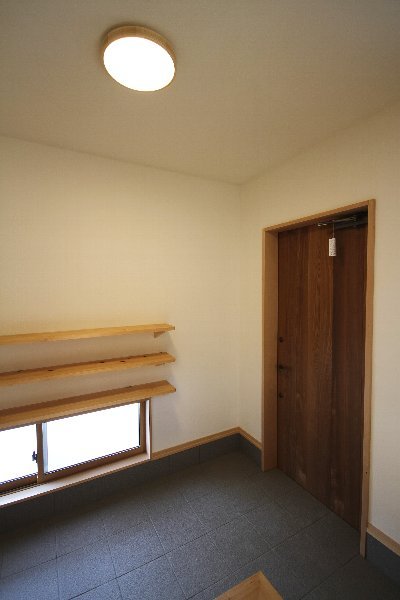 玄関ホールは足元に窓を設置。視線を気にすることなく、ほのかな光を取り入れることができます。