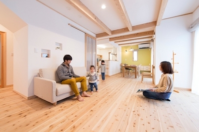 和室からリビング・ダイニングへひと繋がりになったゆとり空間。日当たりのよいリビングは南北に風が抜けるように設計し、夏でもエアコンを使わなくてもすむように工夫をしています。リビングの一角には奥様のピアノを置くスペースも確保。 和室からリビング・ダイニングへひと繋がりになったゆとり空間。日当たりのよいリビングは南北に風が抜けるように設計し、夏でもエアコンを使わなくてもすむように工夫をしています。リビングの一角には奥様のピアノを置くスペースも確保。