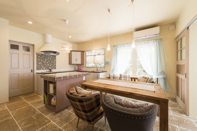 ダイニングの左側はオリジナルアイランドがあり、右側はコンサバトリースペース。 ダイニングの左側はオリジナルアイランドがあり、右側はコンサバトリースペース。