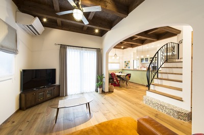 1階はトイレ、洗面脱衣室、予備室といったプライバシーが必要な場所以外は出入り口扉がない大空間。 
くつろぎの場と食事の場をゆるやかなアーチ壁がさりげなく分けることで落ち着きを演出しています。