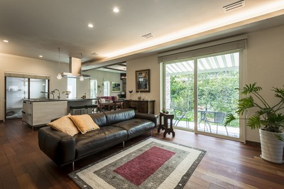 調湿された室内は湿度４５％～５３％を維持しているので、
室温が２８度でも非常に快適です。
この調湿のシステムは、家中にあしらわれている自然素材にもとても優しいです。