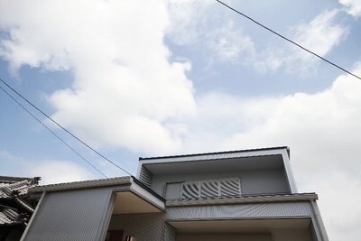クールなシルバーパネルも青い空の下では、淡いやさしい色に感じますね クールなシルバーパネルも青い空の下では、淡いやさしい色に感じますね