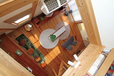 明るい陽射しと心地よい風が吹き抜けから家全体に広がる。