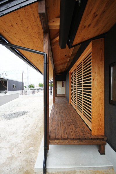 深い軒に守られたウッドデッキ。昼と夜、全然違う雰囲気をここでは楽しめます。