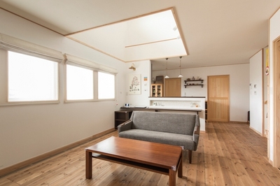 家族が集まるＬＤＫ。床材は自然塗料で塗装を施したパイン材。和室の扉をはずせば一大空間に。吹抜けから自然な光が差し込み室内はとても明るい。