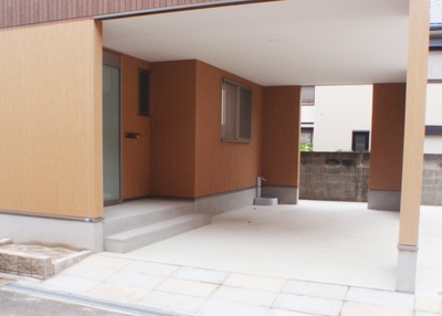 １階駐車場。インナーガレージは雨や大気汚染の心配もいりませんね♪