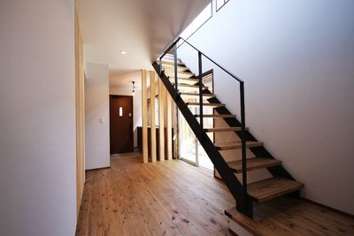 無垢材とアイアンの階段とのコントラストがかっこいいです！