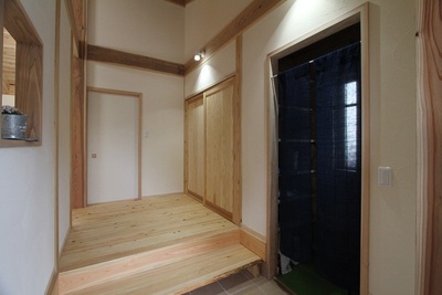 広々とした玄関にはシューズクロークのほかにハンガーパイプを設けた収納や二段に分けた収納があり、お出掛け用品を収納するのに便利。